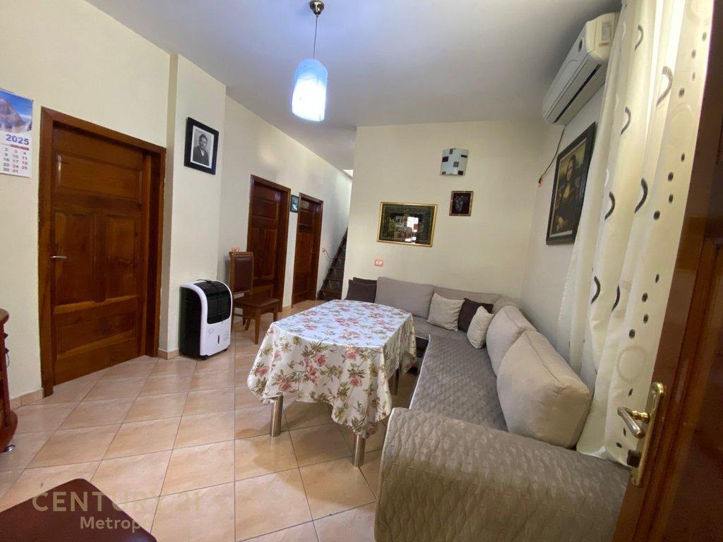 Jepet me qira Shtëpi Private 3+1, Bulevardi Zogu 1 – Tiranë - 1