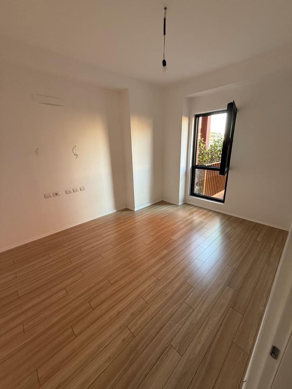 APARTAMENT ME QERA 2+1 RRUGA E KAVAJES 1.200 EURO – Tiranë