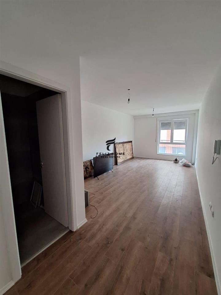 ZYRE ME QERA 40 M2 MYSLYM SHYRI 900 EURO – Tiranë