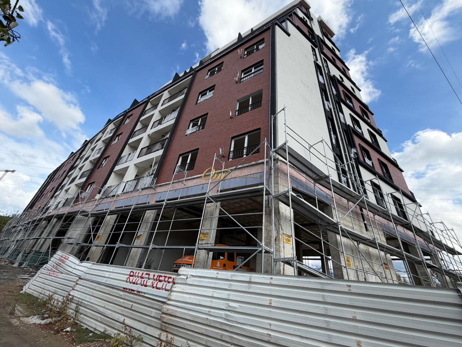 PASKUQAN GARSONIERE PER SHITJE – Tiranë