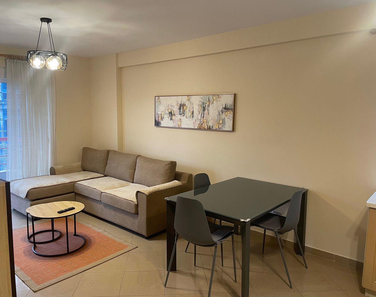 APARTAMENT ME QERA 2+1+2 LIQENI THATE 80.000 LEKE – Tiranë