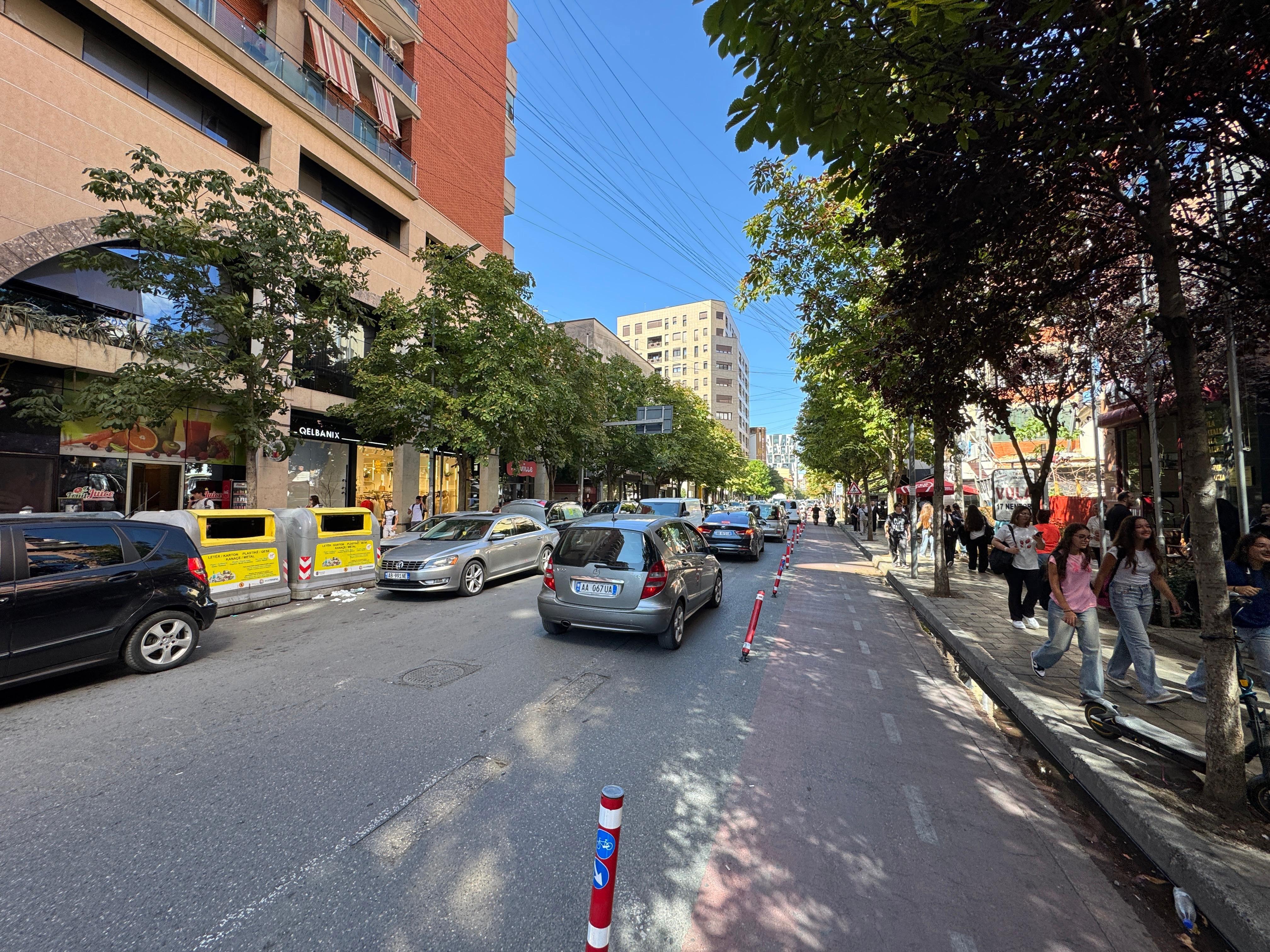 Toke Truall per Shitje Qender tek Rr. Barrikadave ID 5599 – Tiranë