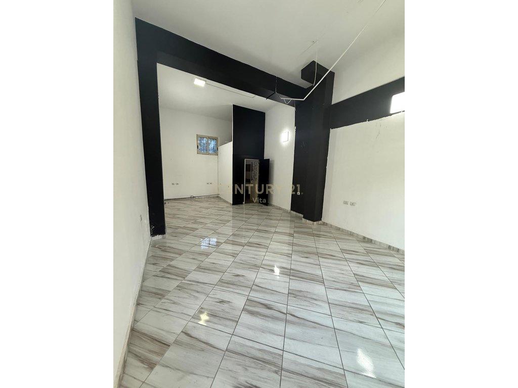 0683969767Jepet me qira dyqan buzë rrugës kryesore në Durrës – Durrës