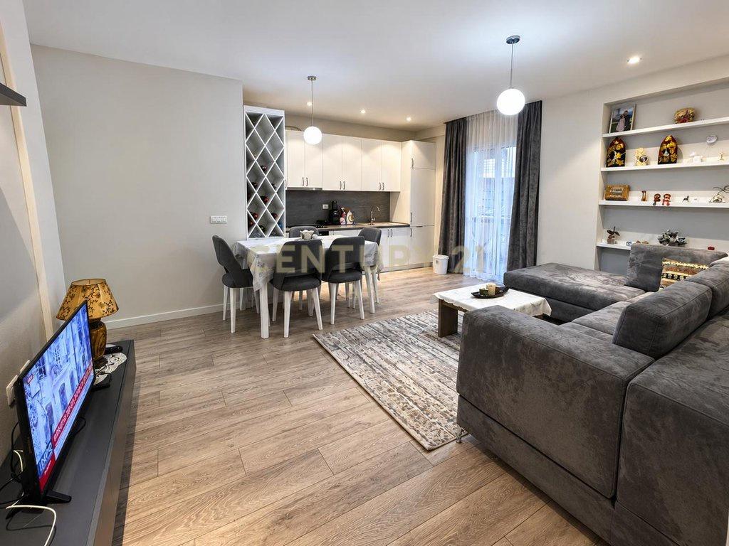 Jepet me Qira Apartament 2+1 në Shkozë, pranë City View – Tiranë
