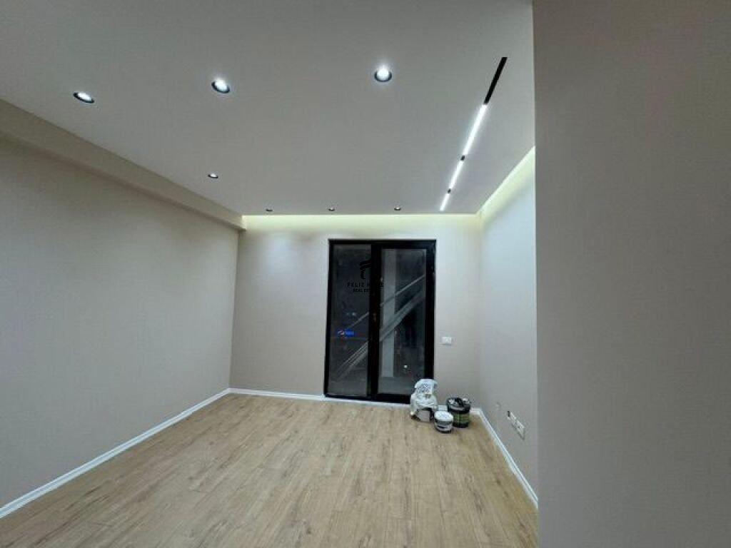 ZYRE ME QERA 140 M2 RRUGA E KAVAJES 2.400 EURO FH-71971 – Tiranë