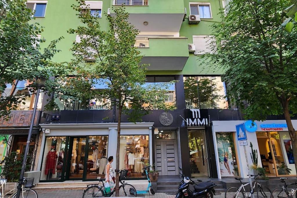 Ne Bllok📍 jepet apartament 2+1 me qira – Tiranë