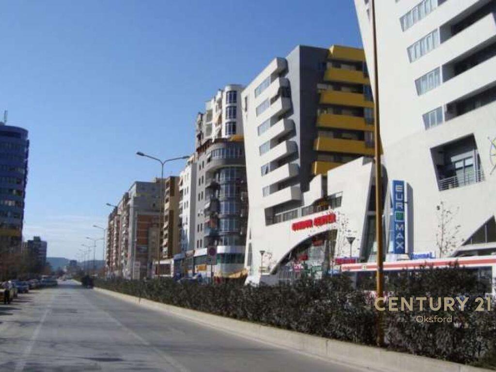 SHESIM AMBIENT KOMERCIAL,PRANE QENDRES GLOBE – Tiranë