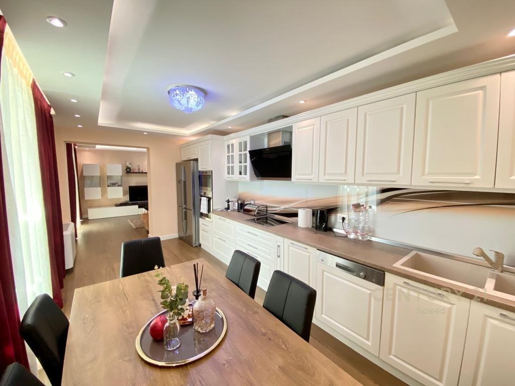Apartament 3+1+2 me Verandë dhe Garazh për Qira tek Liqeni i – Tiranë - 1