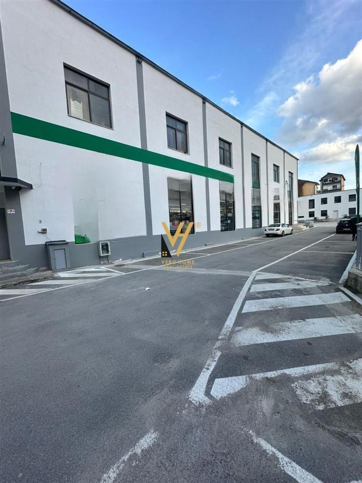 JEPET MAGAZINE 1.000 M2 ME QERA TE ALI DEMI 7.000 EURO – Tiranë