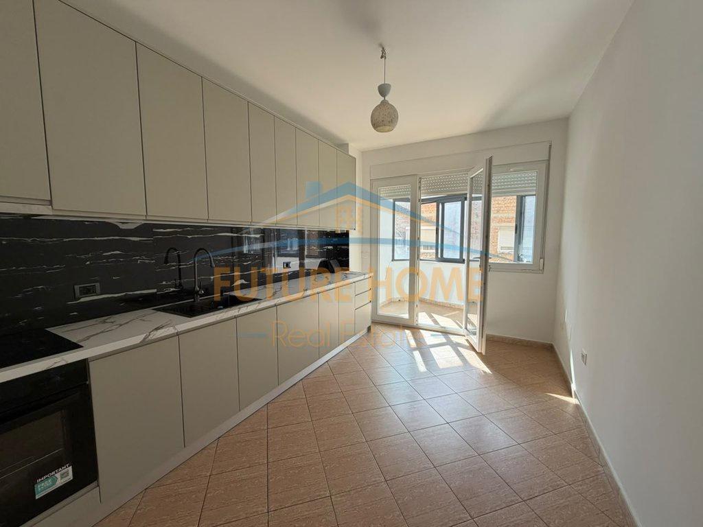 0692268458 Shitet, Apartament 2+1+2, Stacioni i Trenit – Tiranë