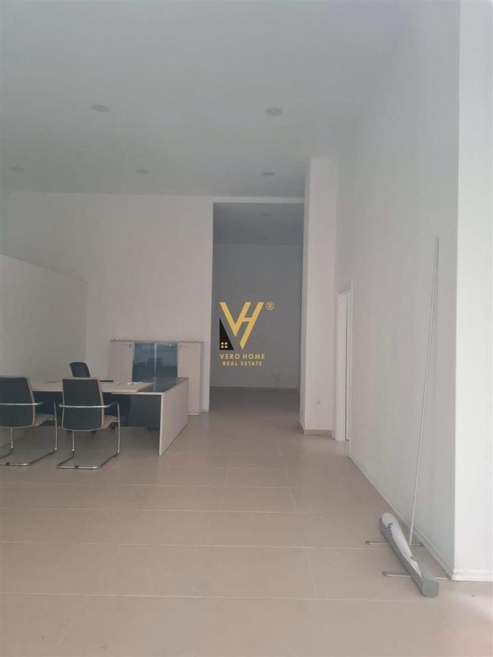 JEPET DYQAN 136 M2 ME QERA TE RRUGA E DIBRES 1.500 EURO – Tiranë - 1