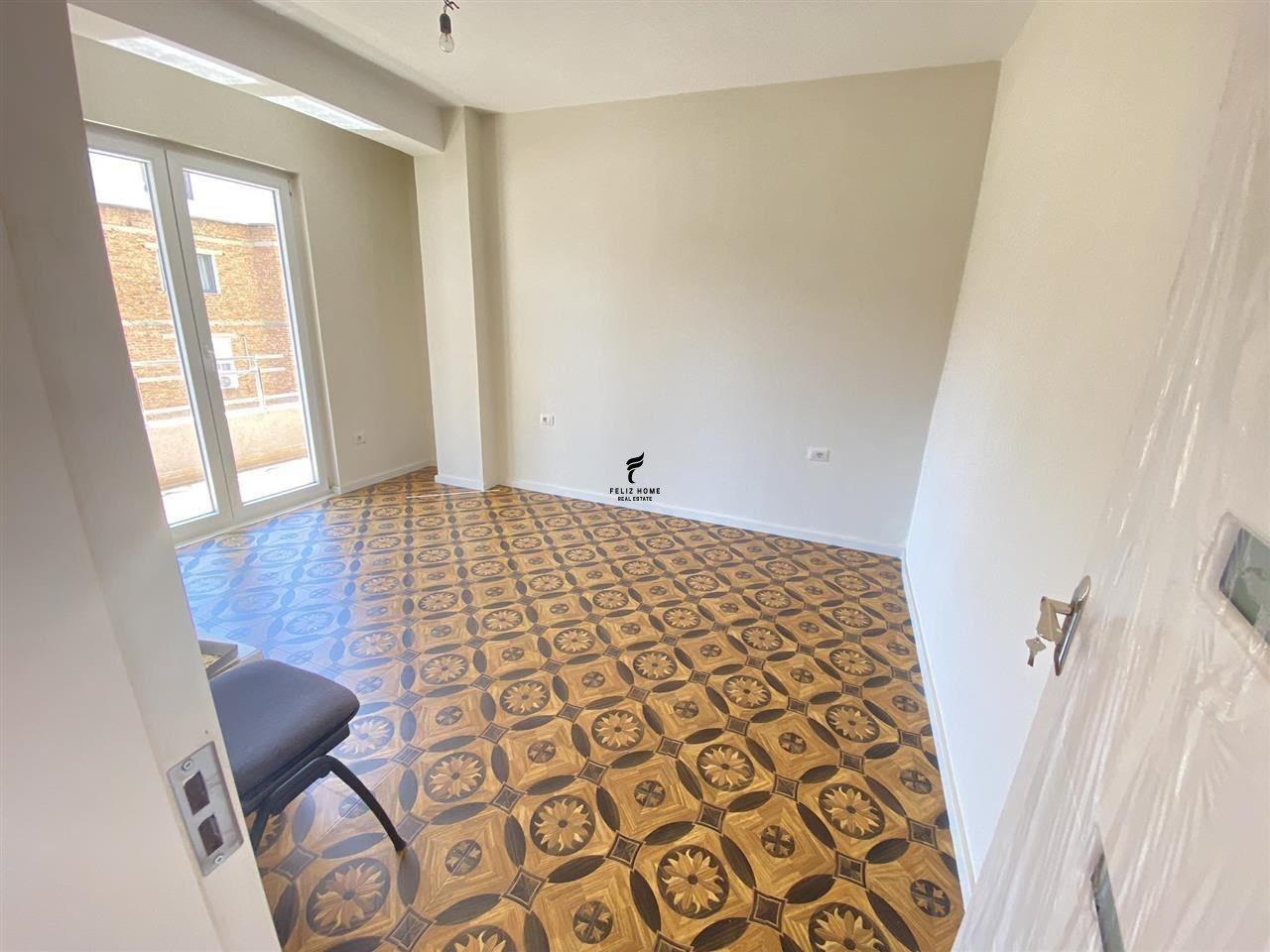 ZYRE ME QERA 106M2 QENDER 800 EURO FH-80765 – Tiranë