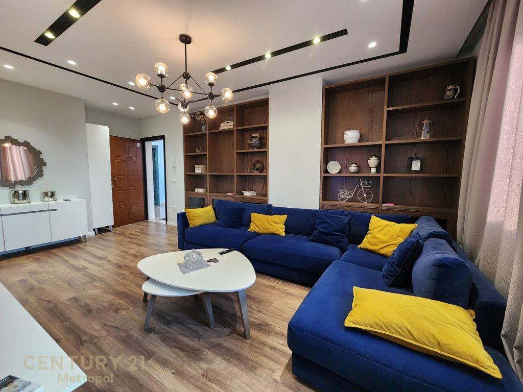 APARTAMENT 3+1+2 ME QIRA TEK RRUGA E BARRIKADAVE ! – Tiranë