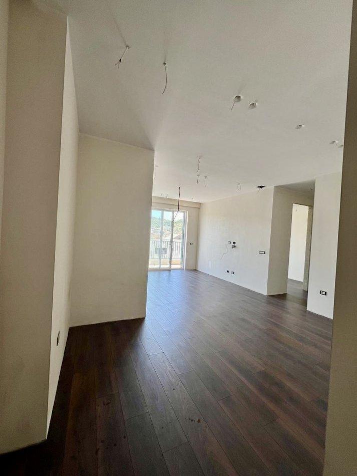 ZYRE ME QERA 95 M2 KOMUNA E PARISIT 1.000 EURO – Tiranë