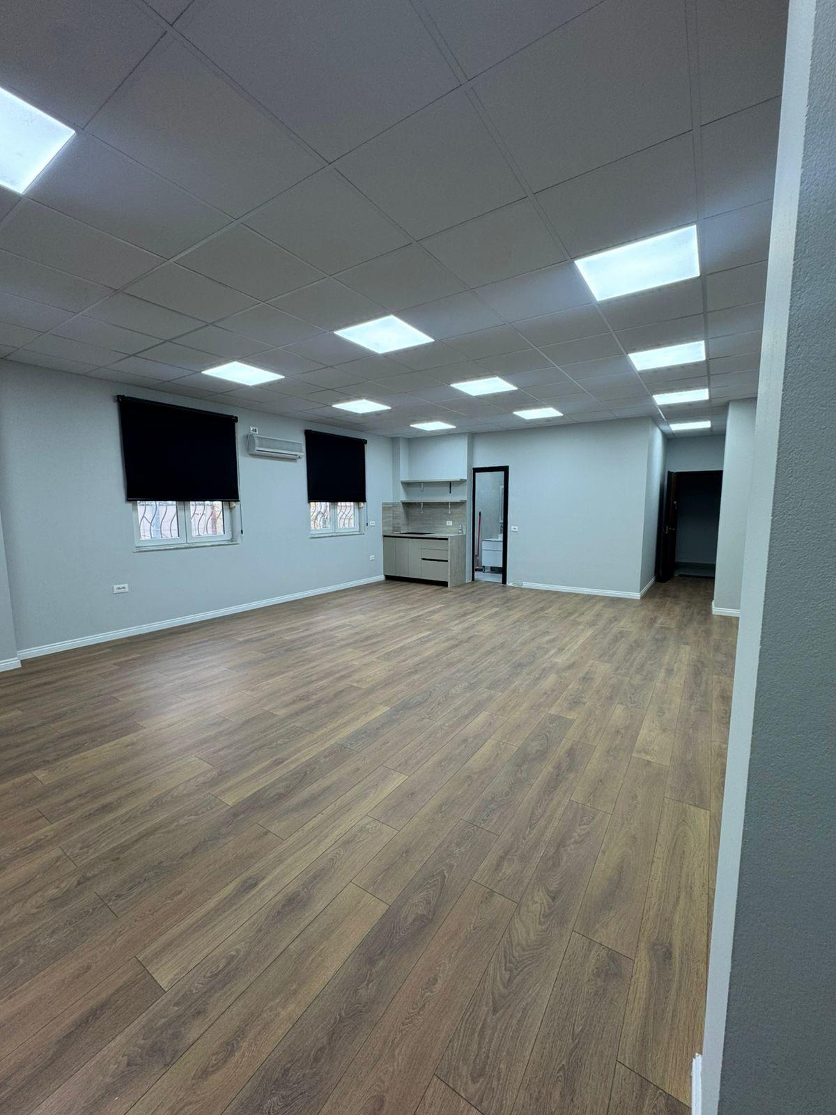 ZYRE ME QERA 89 M2 QENDER 1.100 EURO – Tiranë