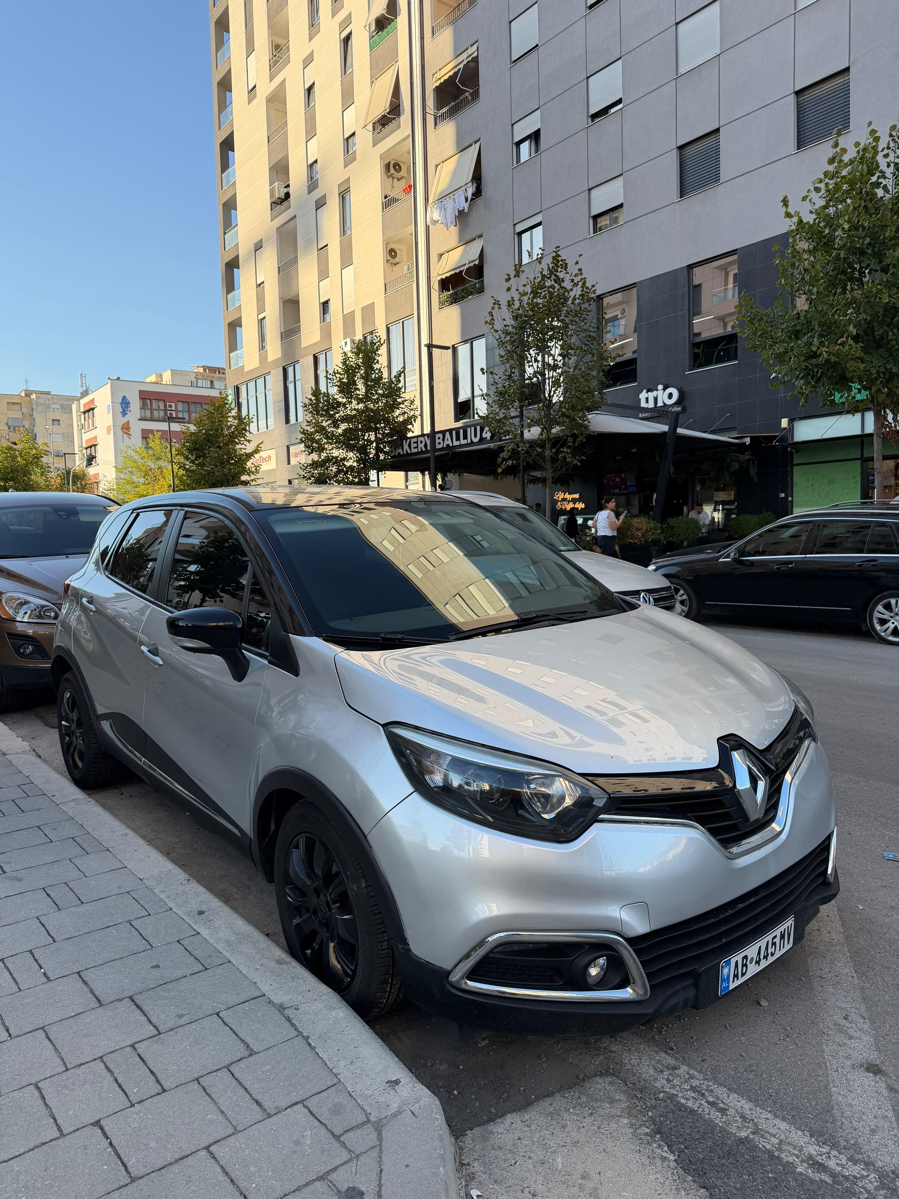 Renault Capture 2016 automat 1.5 nafte 5900€ – Tiranë