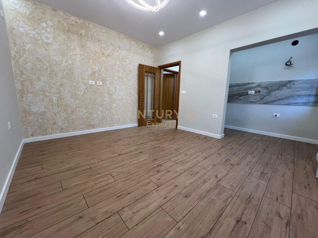 Shesim apartament 1+1 buze rruge kryesore ne fund te Xhamlli – Tiranë - 1