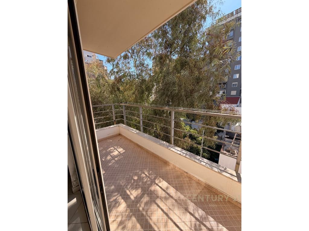 +355698329326 Apartament 2+1 Me Qira në Plazh Rrota e Kuqe, – Durrës