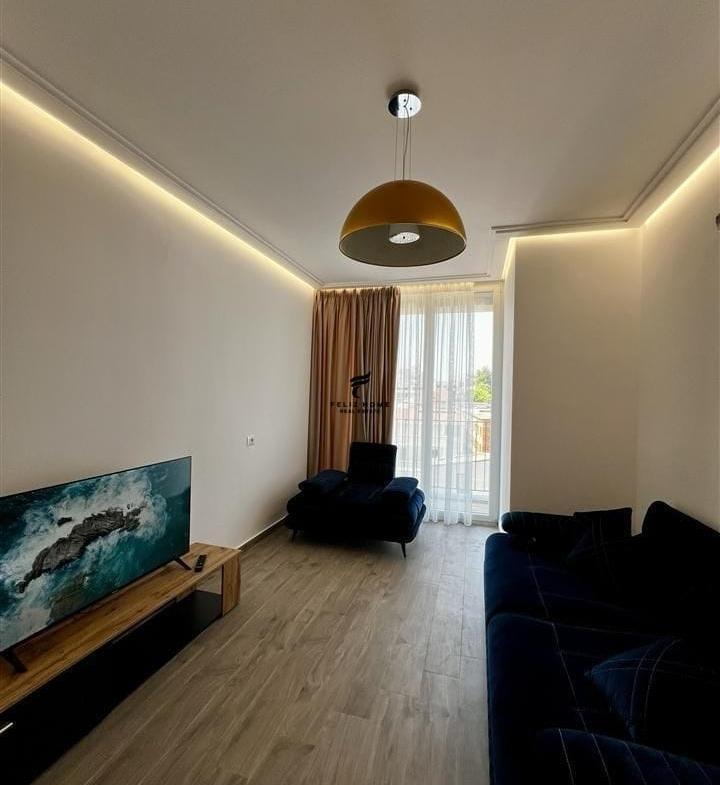 APARTAMENT ME QERA 2+1 QENDER 900 EURO – Tiranë
