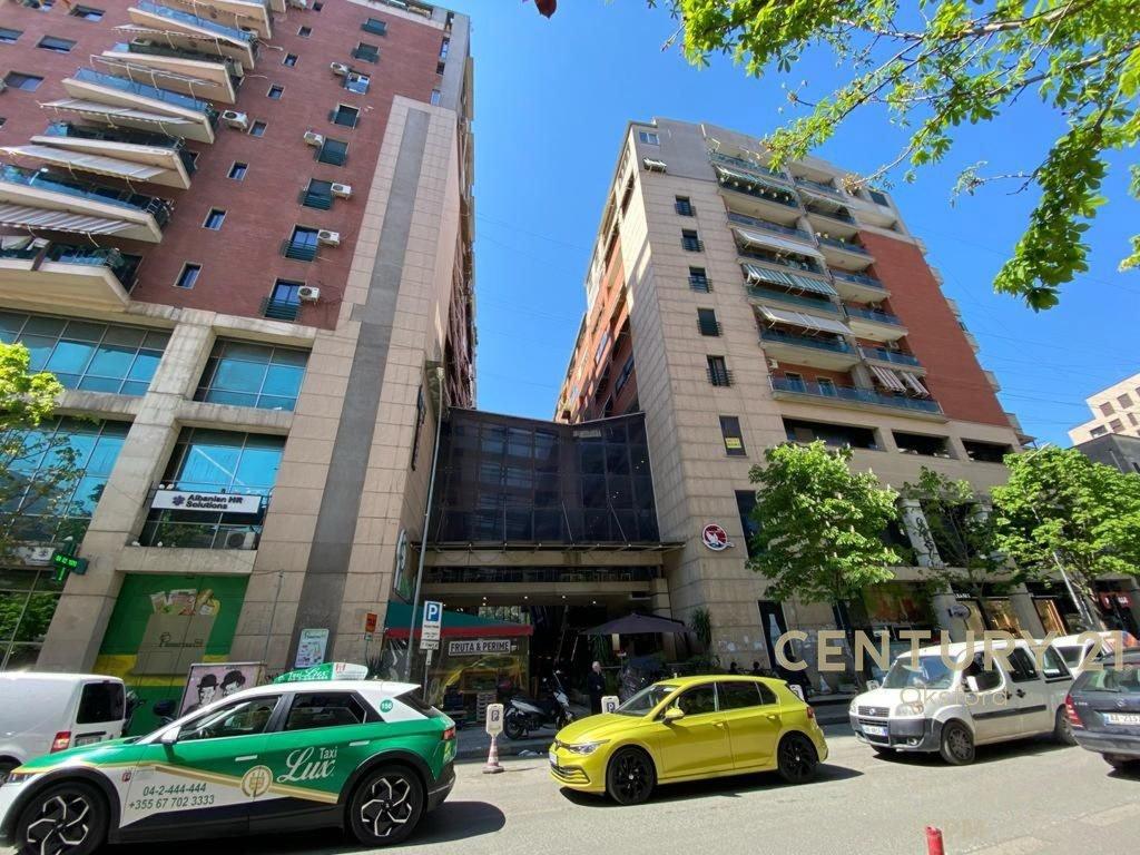 TEK RRUGA E BARRIKADAVE ,QENDRA GALERIA SHESIM NJESI – Tiranë - 1