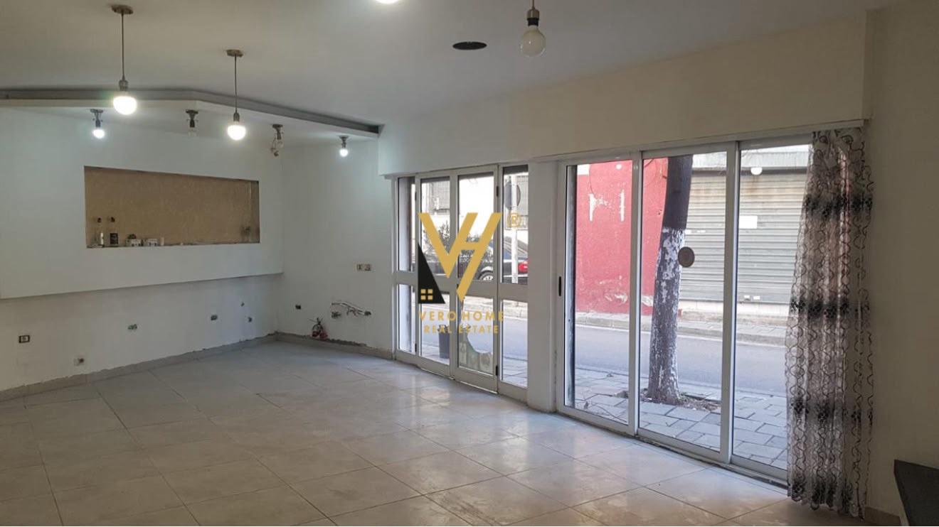 JEPET AMBIENT BIZNESI 69 M2 ME QERA TE ZOGU ZI 650 EURO – Tiranë