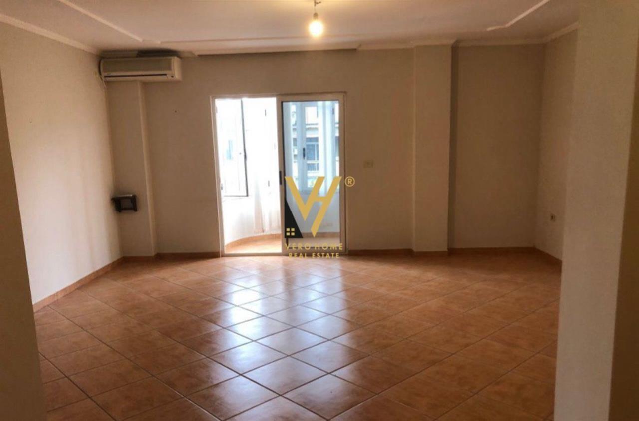 JEPET ZYRE 180 M2 ME QERA NE BLLOK 2.000 EURO – Tiranë