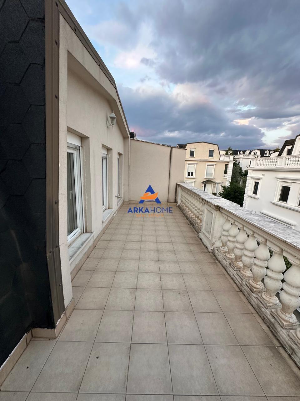 JEPET ME QIRA VILE ME 3 KATE "WHITE HOUSES, TEG" 200.000 LEK – Tiranë