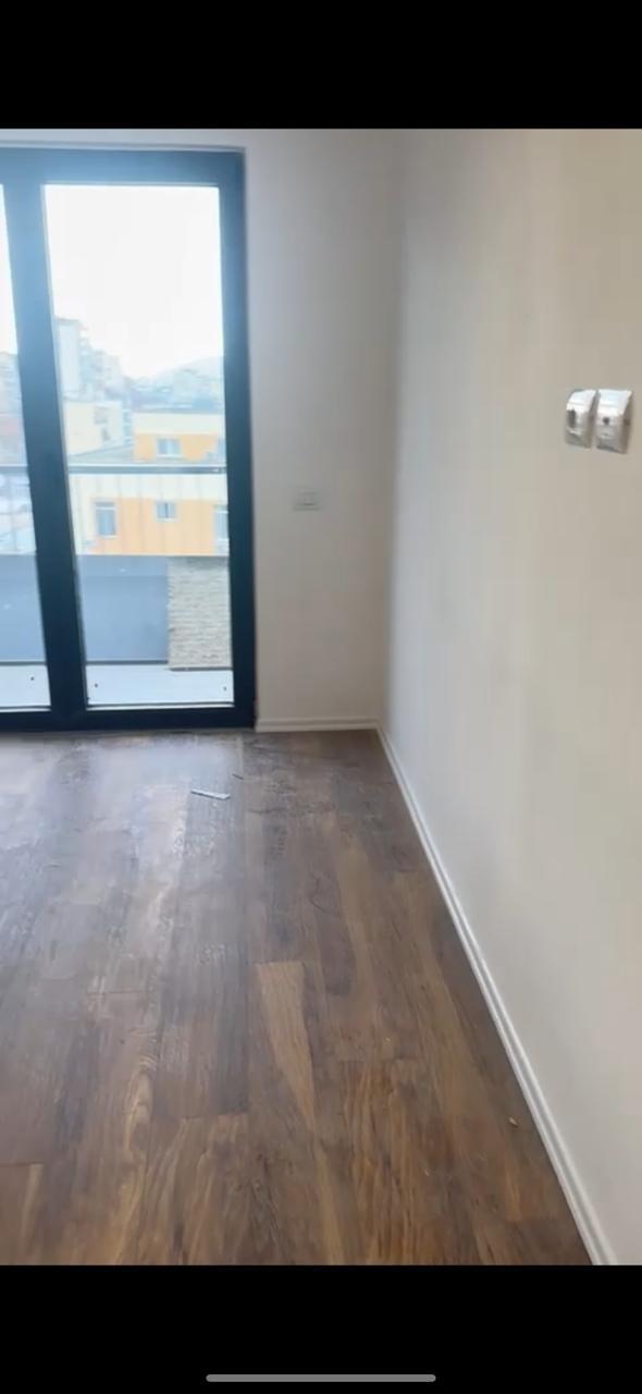 ZYRE ME QERA 106 M2 RRUGA E BARRIKADAVE 1.200 EURO – Tiranë