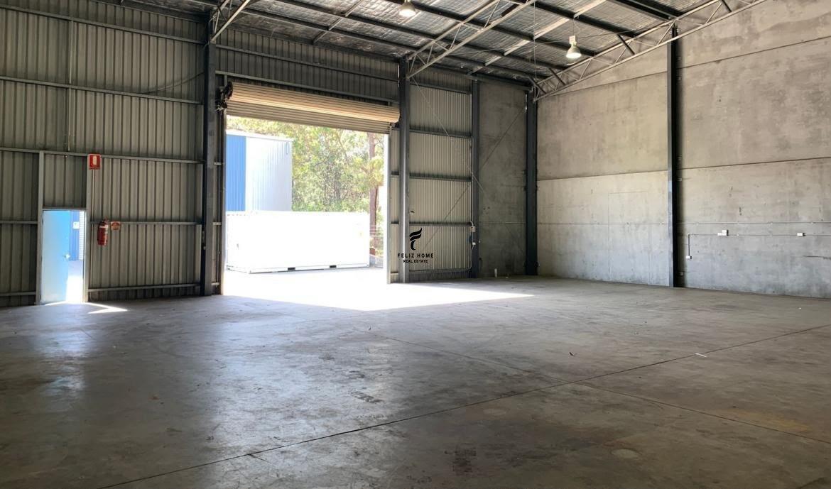 MAGAZINE ME QERA 180 M2 FUSHA E AVIACIONIT 120.000 LEKE FH-9 – Tiranë