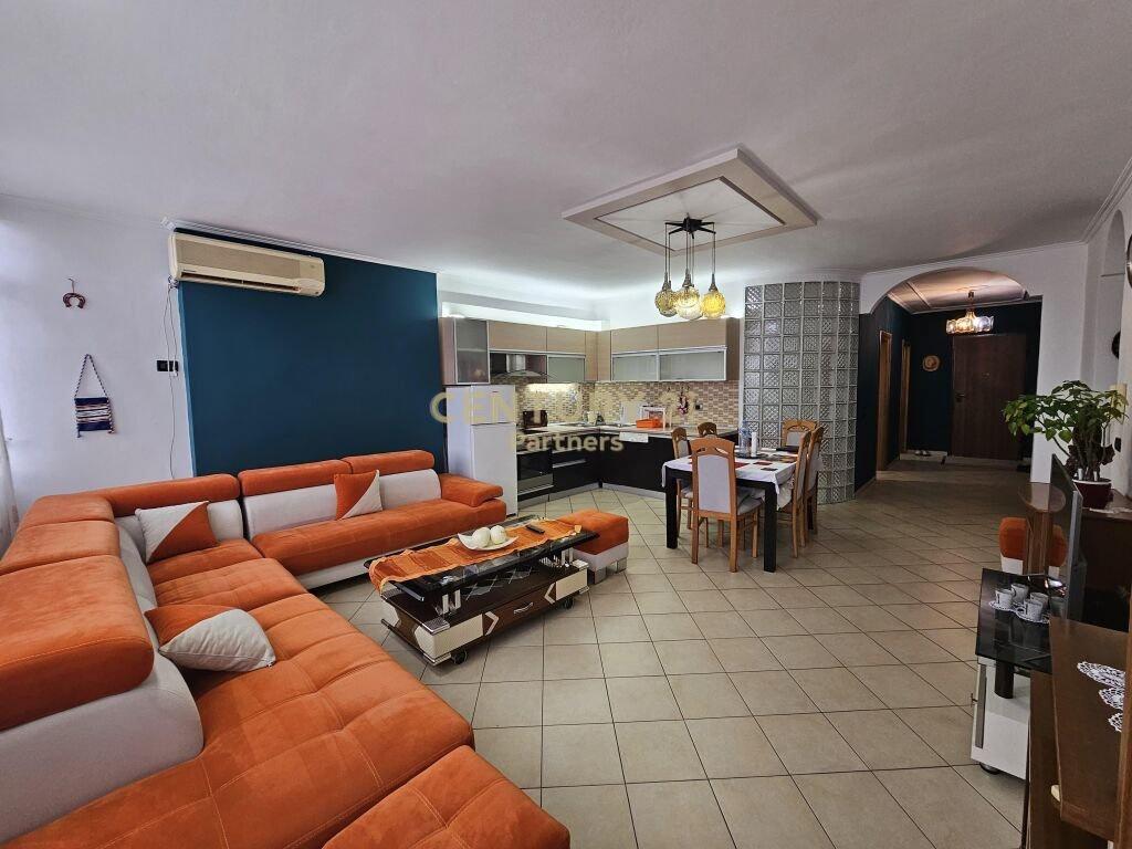 JAPIM APARTAMENT 3+1+2 ME QIRA ,TE RRUGA E KAVAJES ! – Tiranë