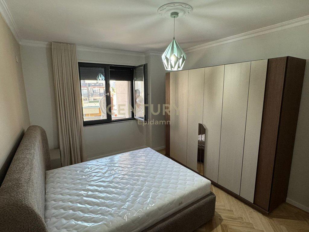Ky duplex 2+1 ndodhet në zonën e Vollgës në Durrës dhe ofroh – Durrës