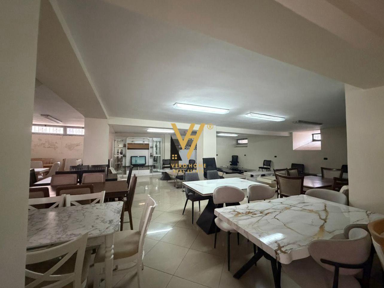 JEPET GODINE 360M2 ME QIRA TE STACIONI TRENIT 750.000 LEKE – Tiranë