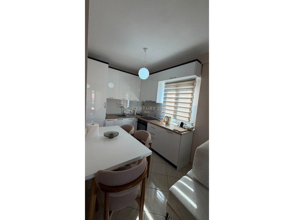 JEPET ME QIRA APARTAMENT 1+1 NE MALIN E ROBIT ! 500 € /Muaj – Durrës