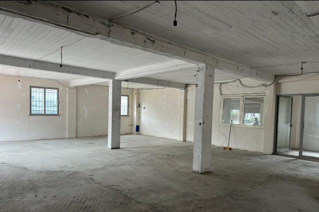 MAGAZINE ME QERA 180 M2 21 DHJETORI 90.000 LEKE – Tiranë