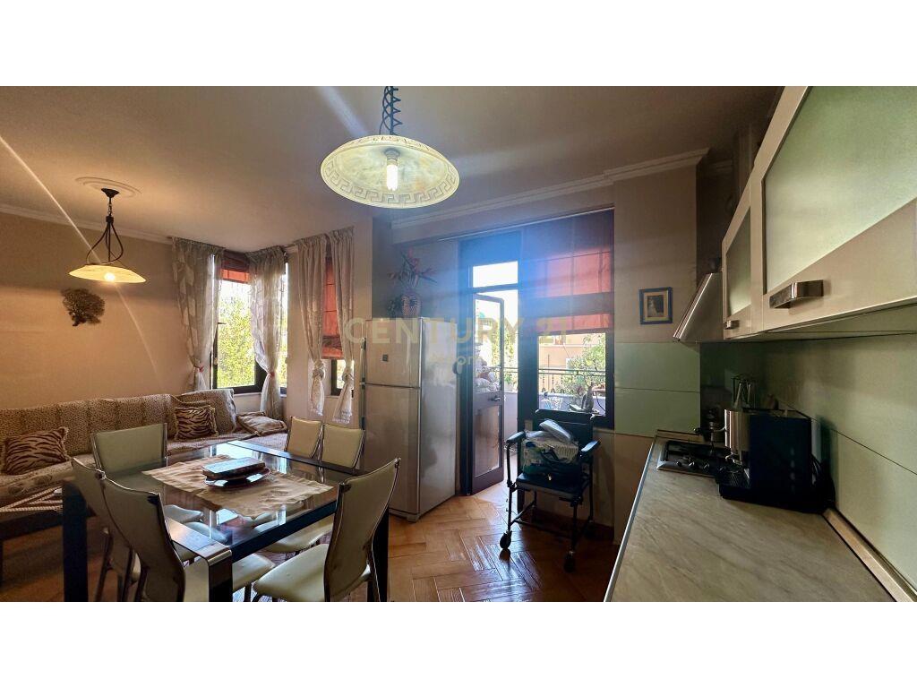 Shitet Apartament 2+1+2 tek Kisha Katolike ! – Tiranë - 1