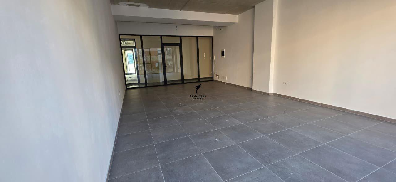 ZYRE ME QERA 103 M2 RRUGA E BARRIKADAVE 2000 EURO FH-65663 – Tiranë