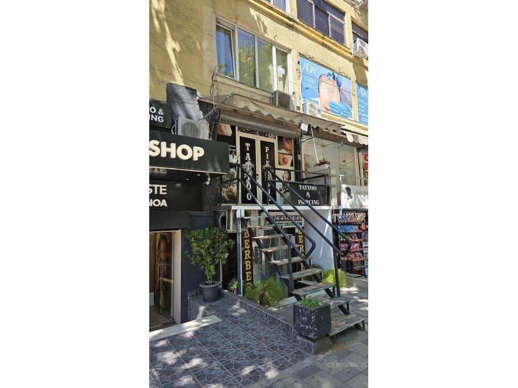 DYQAN ME QERA PRANE KRYQEZIMIT TE 21 DHJETORIT. – Tiranë - 1