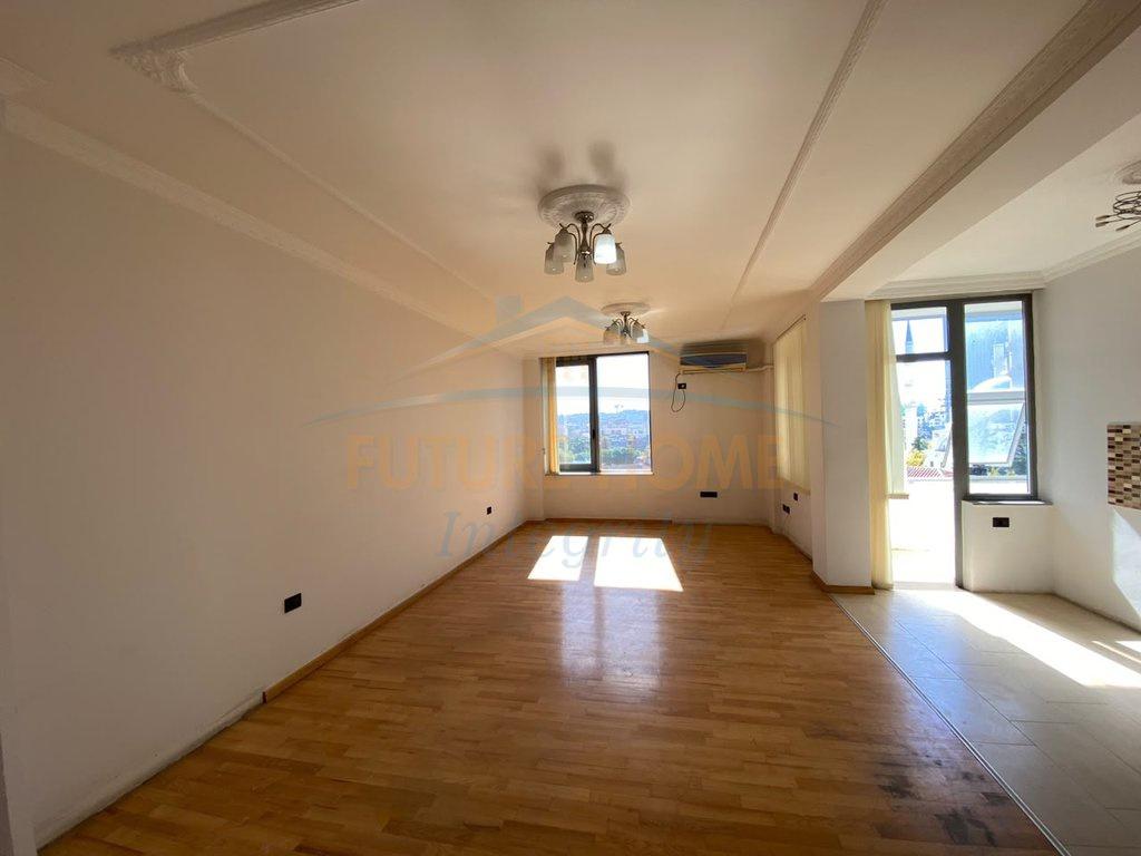 0692268458 Shitet, Apartament 2+1+2, Qendër, Tiranë. – Tiranë