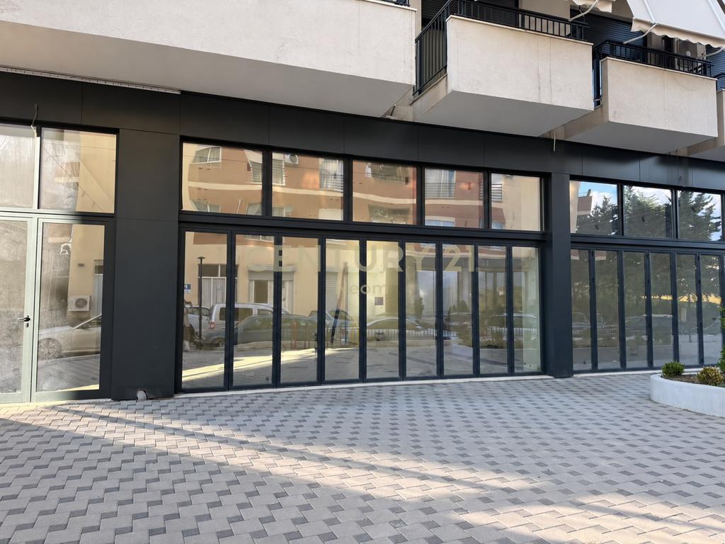 JEPET ME QIRA AMBIENT KOMERCIAL | LIQENI I THATË – Tiranë - 1