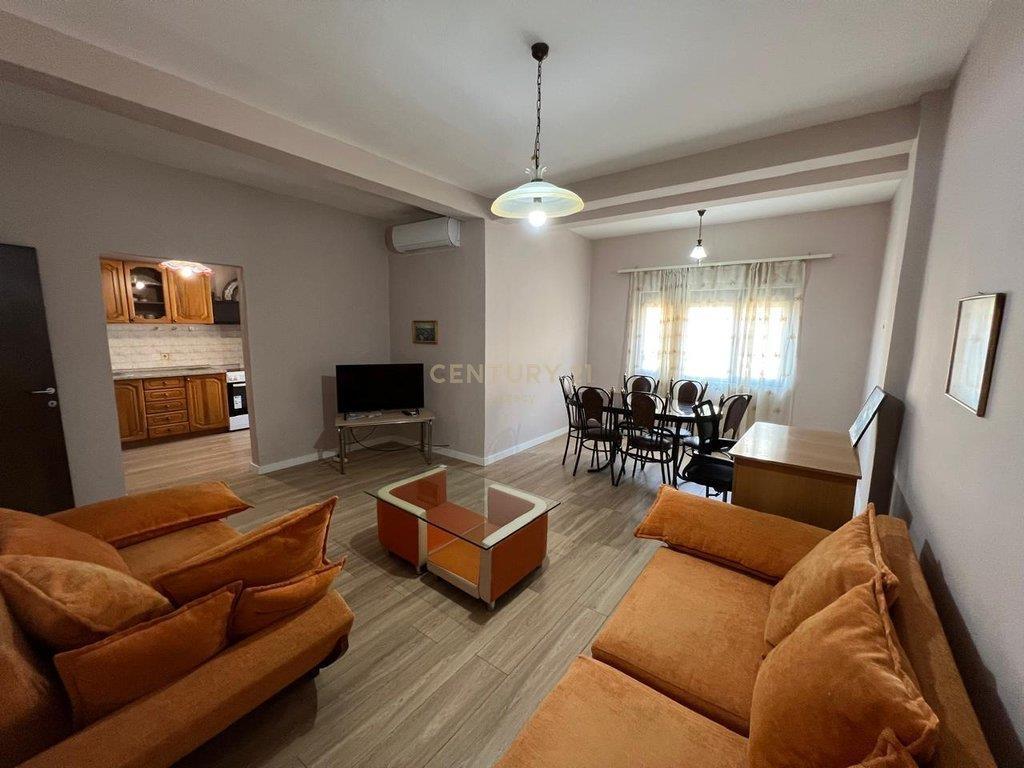 Jepet apartament 1+1 me kuzhinë të veçuar për qira në një ng – Tiranë - 1