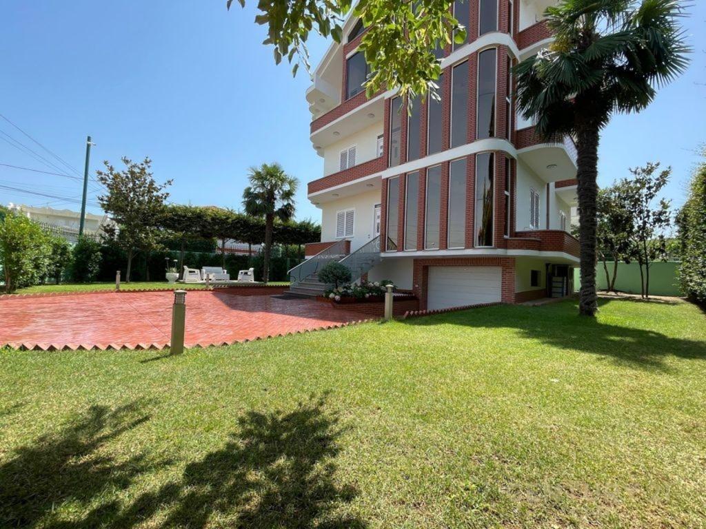 Shitet vile 3 kateshe ne Institut, Kamez! – Tiranë