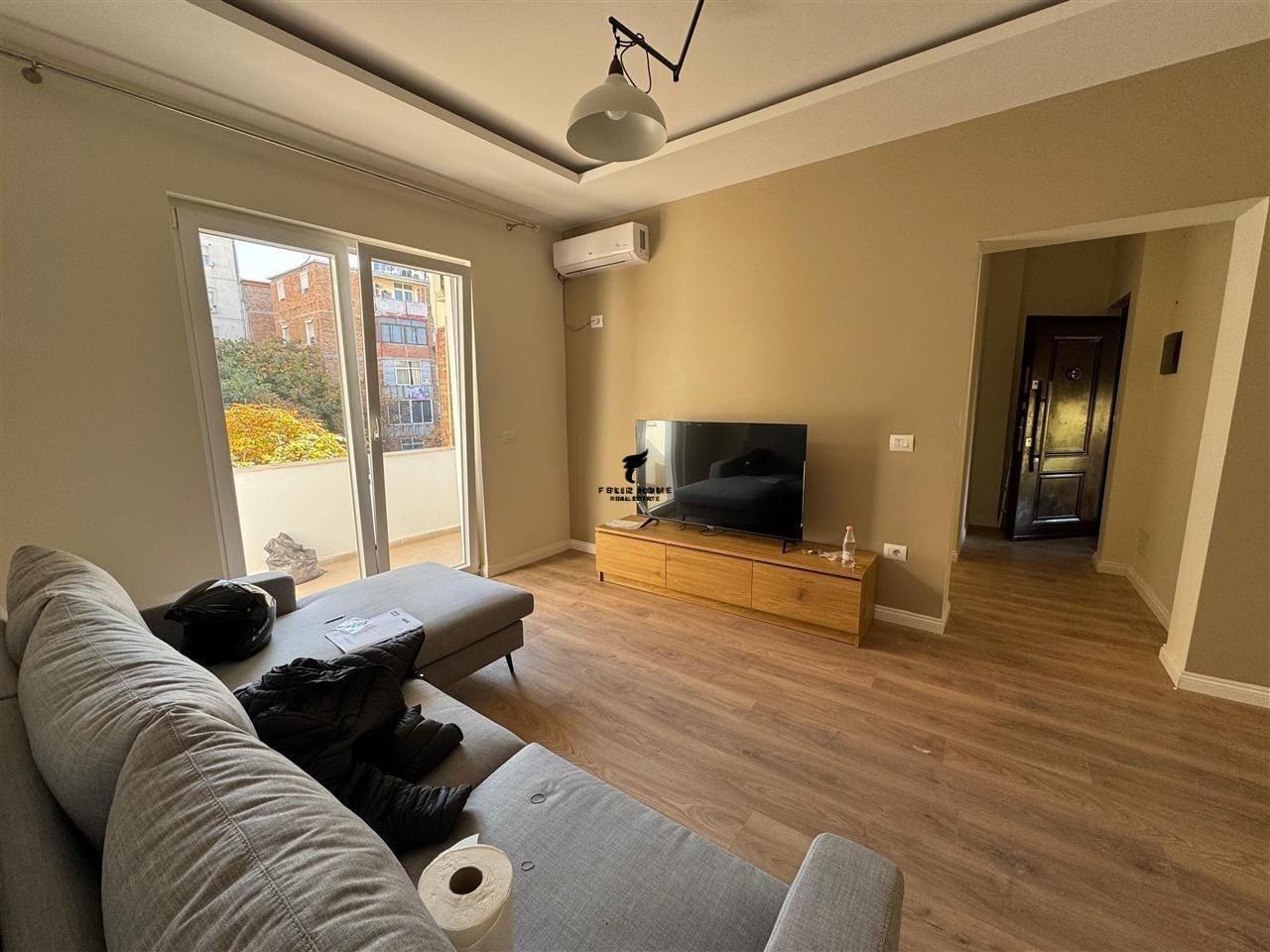 APARTAMENT ME QERA 1+1 STACIONI I TRENIT 65.000 LEKE FH-9796 – Tiranë
