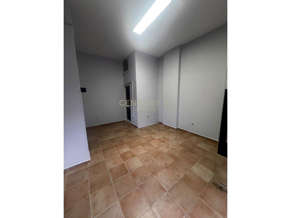 Ambient komercial me qira në Rrugën Fortuzi! – Tiranë