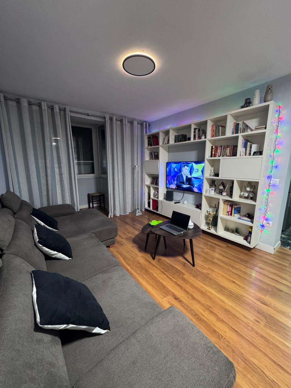 APARTAMENT ME QERA 2+1 BLLOK 900 EURO – Tiranë