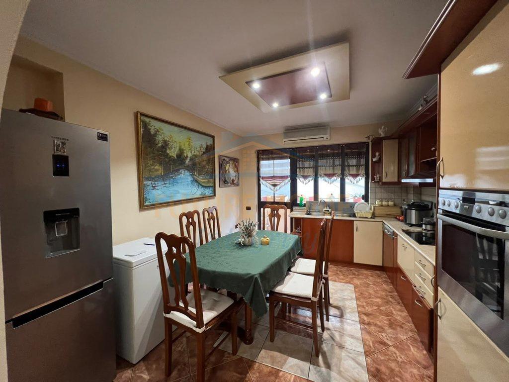 Shitet, Apartament 2+1+2 , Ish Parku, Tiranë. – Tiranë