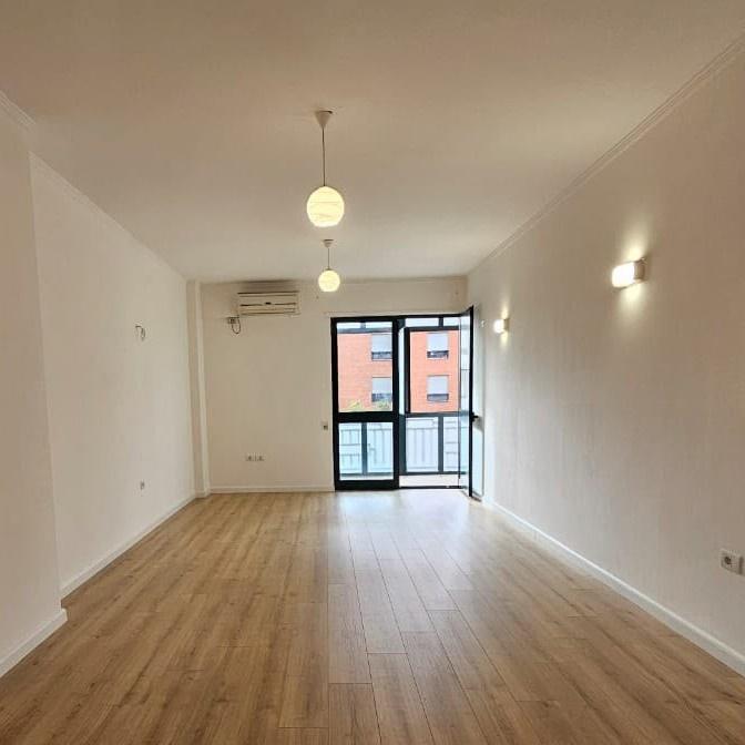 🏡 SHITET APARTAMENT 1+1 – RRUGA E KAVAJËS, TIRANË 📍 Vendn – Tiranë