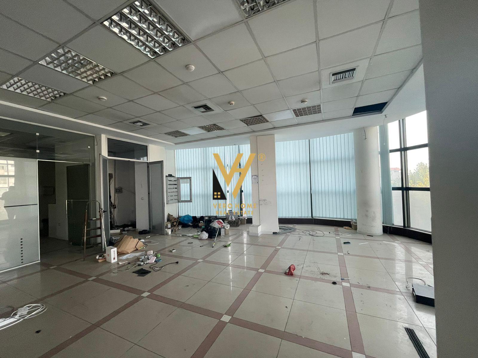 JEPET AMBIENT BIZNESI 400 M2 ME QIRA NE SELITE 300.000 LEKE – Tiranë - 1
