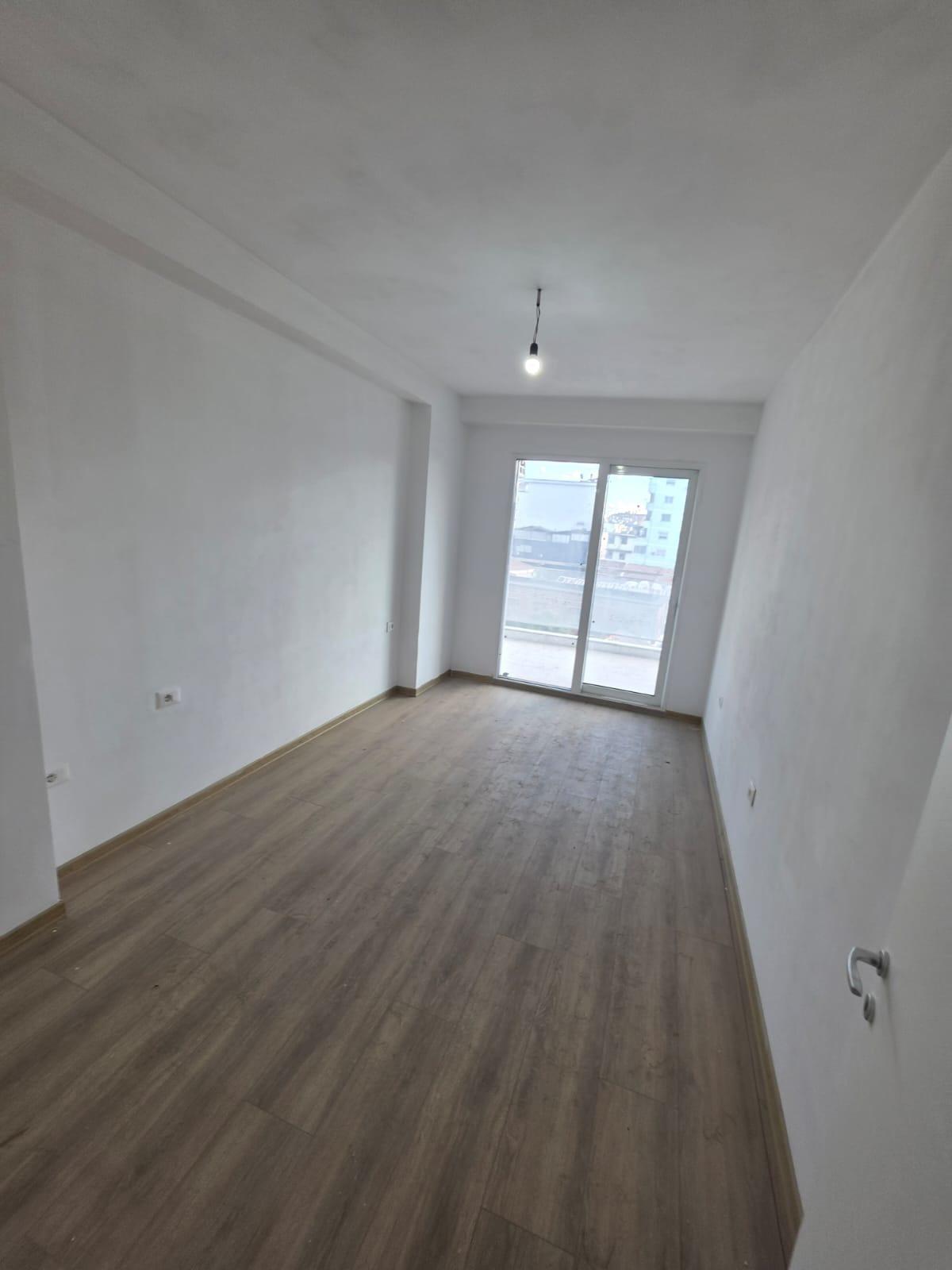 Apartament 1+1 me ballkon në Rrugën e Dibrës F ID 5829 – Tiranë