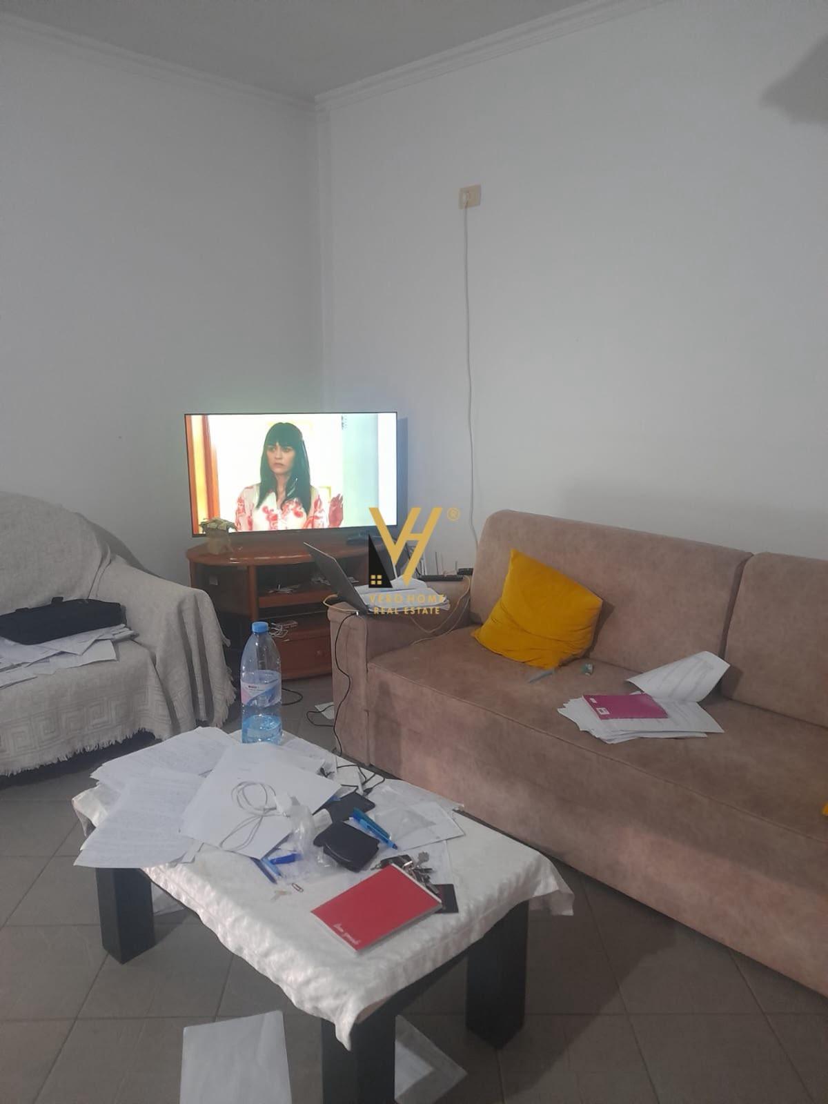 JEPET APARTAMENT 2+1 ME QERA TEK ISH TREGU ELEKTRIK 55.000 L – Tiranë