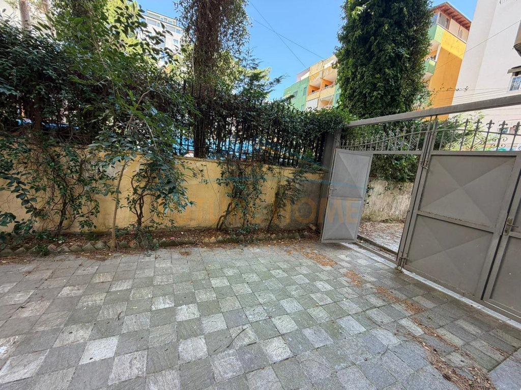 0697048063 Shitet, Apartament 1+1+Verande+Post Parkimi – Durrës